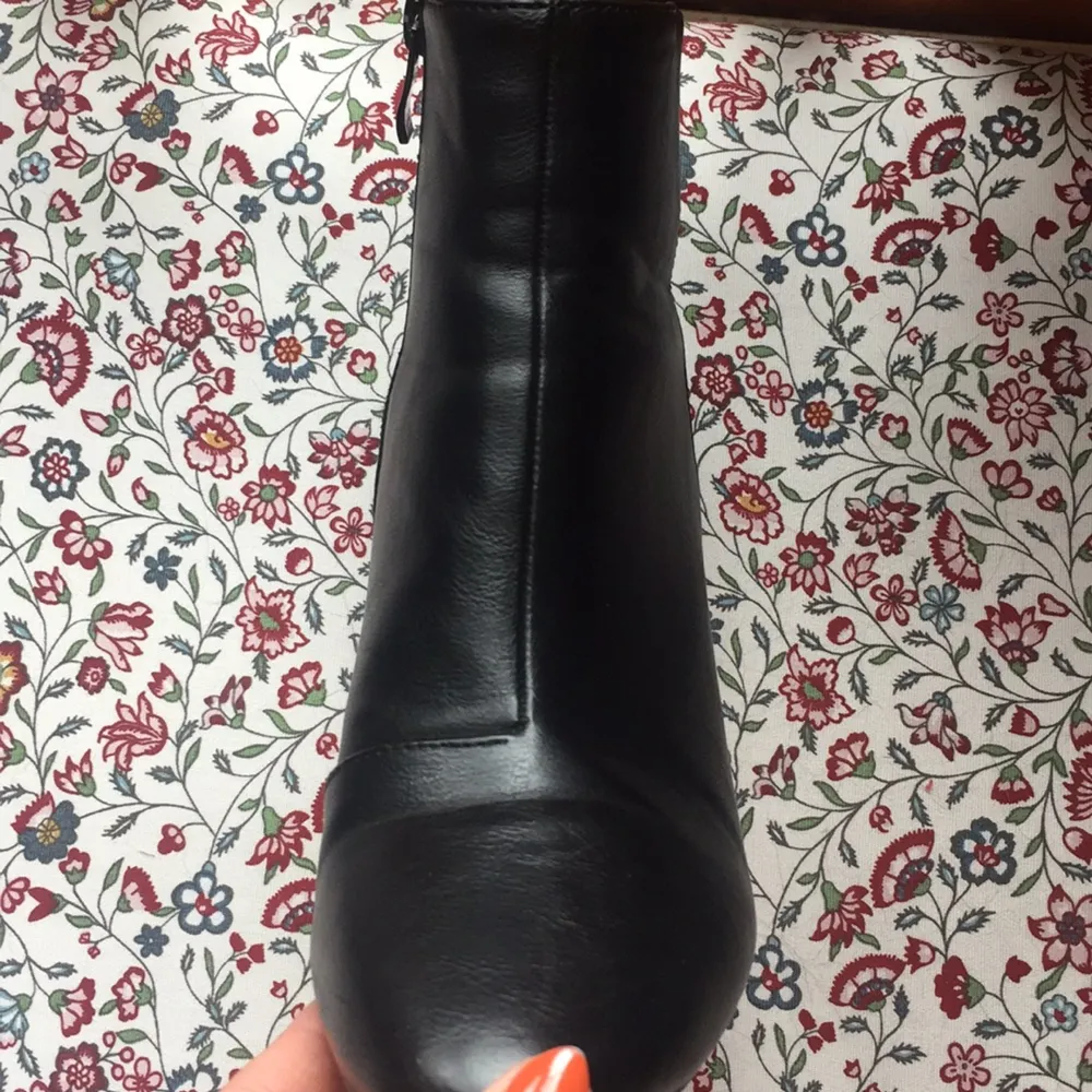 Boots från Public Desire. Klack: 7 cm  Använda endast ett fåtal gånger. Skor.