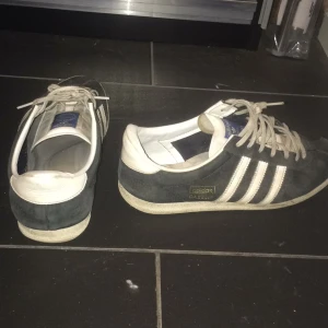  - Adidas Gazelle, använda men i fint skick. Lite smutsiga bara 