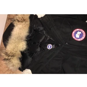  - Säljer min Canada Goose storlek L!  Vet inte om det är äkta päls (kan inte garantera nägot), märket är ej äkta.  Den är i nyskick och använd ungefär 3 veckor under förra vintern. Pris går att diskutera men endast vid seriös/snabb affär.