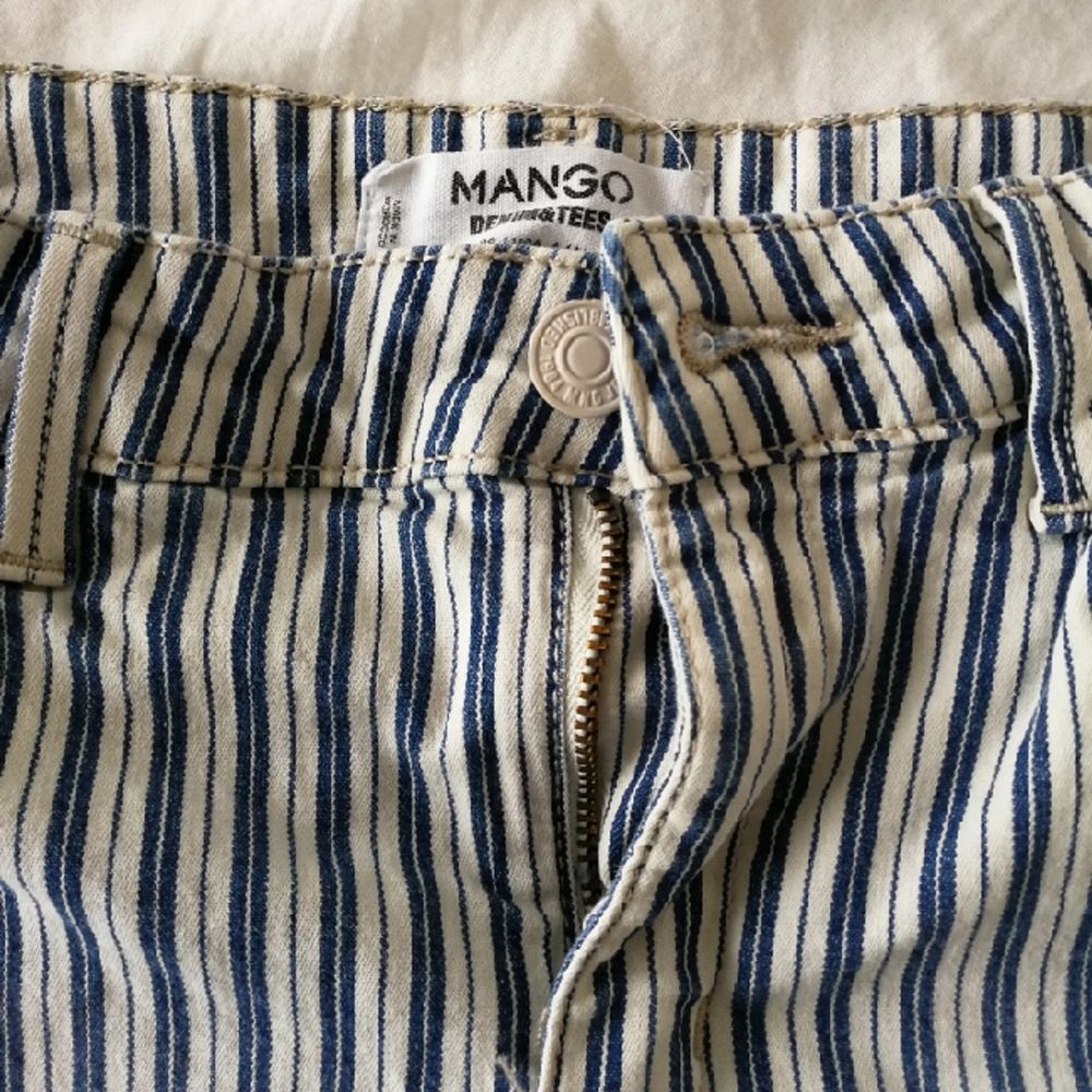 ett par mörblå-randiga byxor från Mango! köparen står för frakt. Jeans & Byxor.