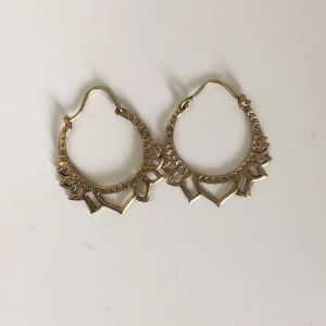  - Helt oanvända örhängen från Biarritz. 