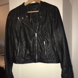  - Skinnjacka från lager, använd en gång. 