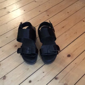  - Säljer mina nästan oanvända monki platå. Som nya, storlek 37. 