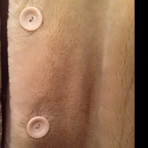 Otroligt mysig fuskpäls i mjukt material. Benvit.  - Otroligt mysig fuskpäls i mjukt material. Benvit. 