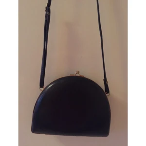  - Vintageväska hård marinblå retro köpt second hand