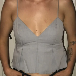  - Topp ned djup urringning i ryggen från Zara. Lite magtröja. Helt nyskick, aldrig använd.  Storlek XS