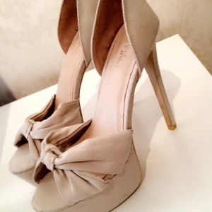  - Jätte fina och jätte bekväma klackskor som jag aldrig har använt ! Från Nelly och priset kan diskuteras Köpare står för frakten