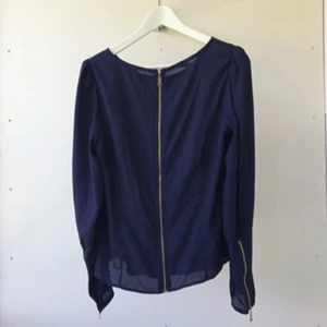  - Snygg Blå blus med dragkedja i ryggen och snygga detaljer från VERO MODA. Använd 1 gång, som ny!!