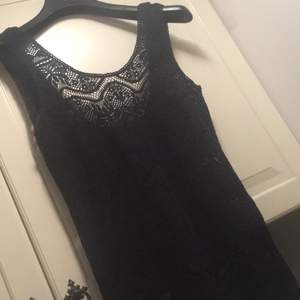 Superfin svart virkad klänning, aldrig använd, storlek 34 men passar även 36