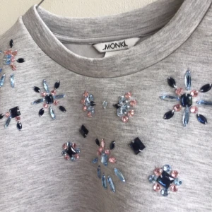  - Aldrig använd tröja från Monki, i mycket bra skick. 76% polyester 17% viskos 7% elastan