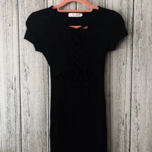  - Kort figursydd festklänning från Madlady med cut outs vid brösten och magen. Säljes för 100kr ink frakt