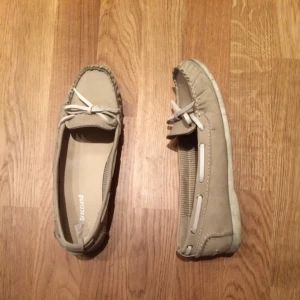  - Sommarskor i beige, en kvinnlig variant av seglarskor. Strl 39. Ev fraktkostnad betalas av köparen och betalning görs via swish.