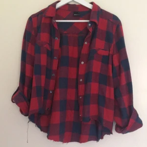  - Avklippt skjorta från Gina tricot! Använd men  bra skick.  ✨Frakten ingår!✨