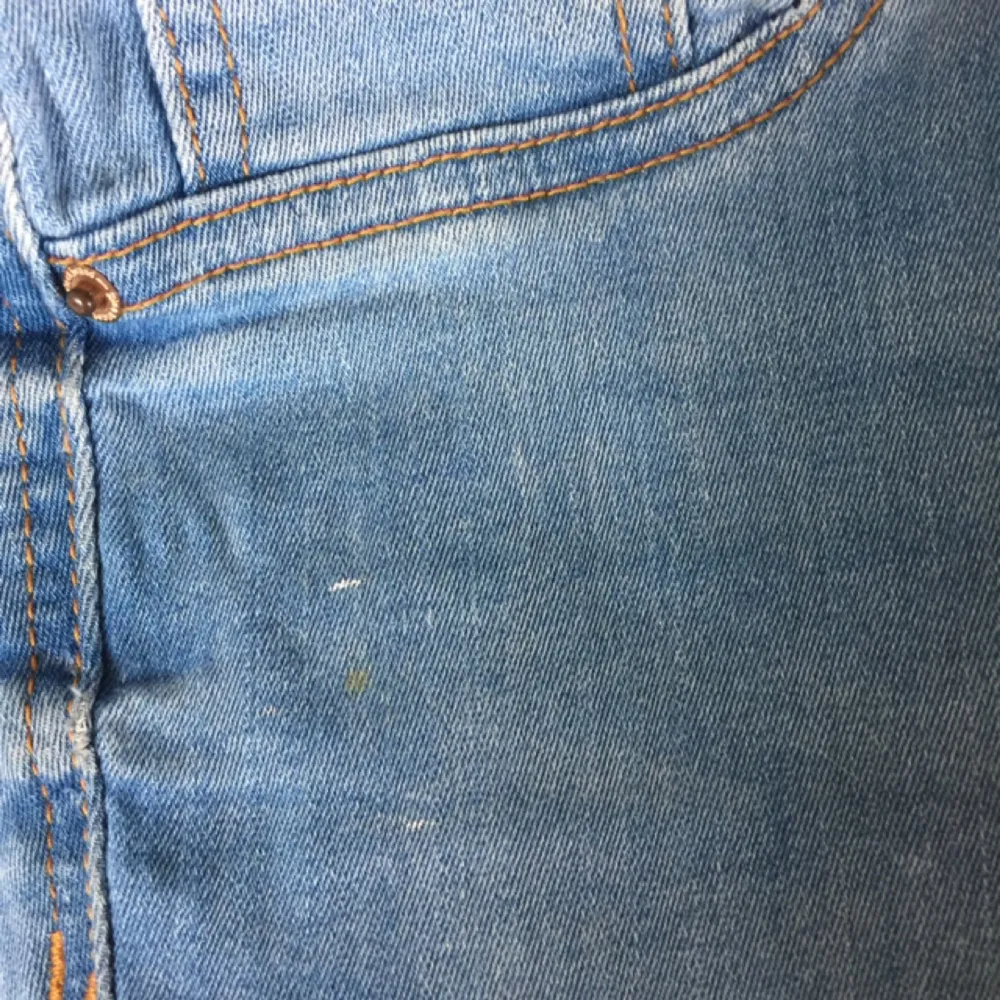 Jeans som är knappt använda och har därför gott om stretch kvar. De har dock tre små fläckar, ett exempel är på tredje bilden, men de är så små att jag fick leta för att hitta de. Nypris: 300kr. Jeans & Byxor.