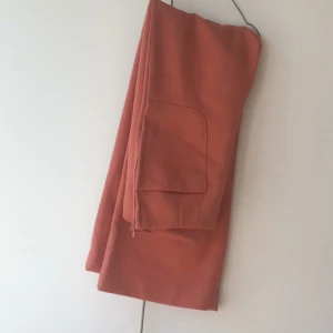  - Magiska vida byxor i skön passform och fin matt orange färg! Höga i midjan och stretchiga i materialet