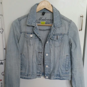  - Säljer nu min favvo jeansjacka pga att jag ska flytta o helt enkelt inte kan ta med allt!👚 Superfin somrig jacka! Passar en storlek Small 34/36.