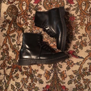  - Dr Martens-kängor. Mycket gott skick, lite skavda på vissa ställen - men knappt använda pga fel storlek. Innersulan saknas!  OBS! Köparen står för ev frakt.