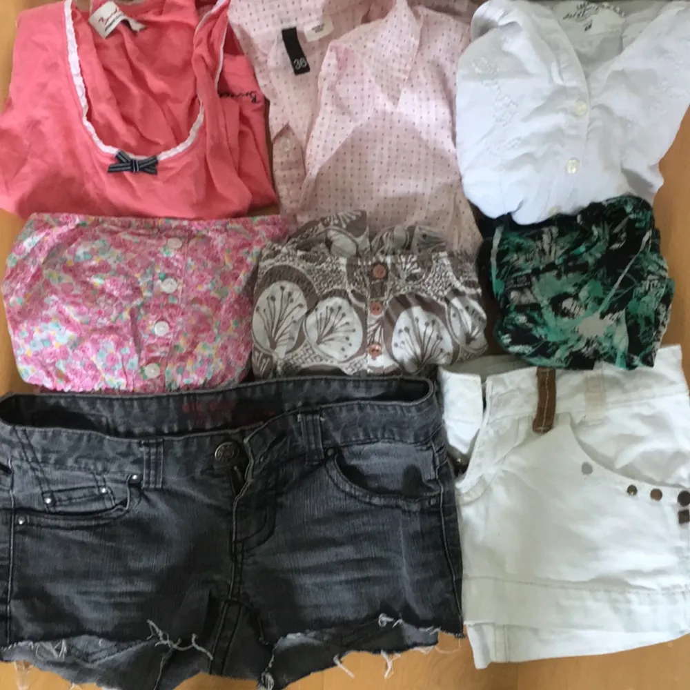 Paketpris 100kr. 6 tröjor/blusar/toppar. 1 par shorts och 1 kjol. Från olika märken (bikbok, bondelid, only, H&M mm) Möts i Stockholm eller frakt 45kr. FÖRST TILL KVARN!!!. Toppar.