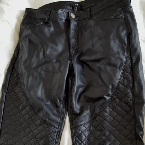  - (Fake)Skinnbyxor med snygga detaljer på låren. Priset är inklusive frakt🌼 