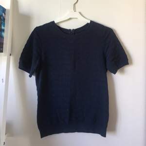 Snygg mörkblå tjockare t-shirt från märket stockh lm. Lite längre i armarna och passar både till alla årstider. Inköpt från MQ. Armarna är lite längre än en t-Shirt. Frakt ingår inte i priset