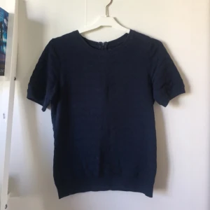  - Snygg mörkblå tjockare t-shirt från märket stockh lm. Lite längre i armarna och passar både till alla årstider. Inköpt från MQ. Armarna är lite längre än en t-Shirt. Frakt ingår inte i priset