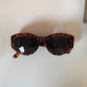  - Vintage Versace solglasögon. Lite sneda på ena bågen, syns ej när man har dem på sig men kan kännas pyttelite sneda, går att fixa hos en optiker. Möts upp i Sthlm eller fraktar mot fraktkostnad.