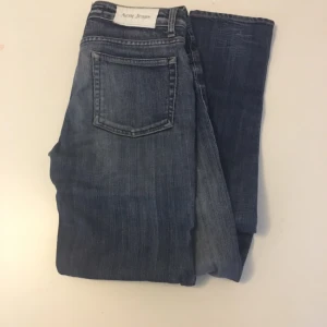 - Acne hep pure storlek 27/32 säljes 