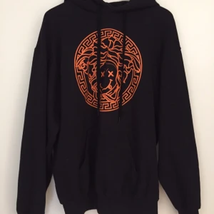  - Hoodie i strl L från Silvana Imams Storm Turné. Aldrig använd, stor och supermysig.