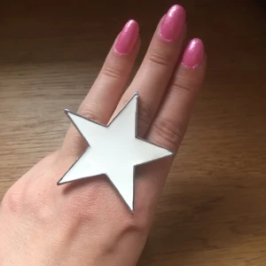  - Justerbar ring! Stor, vit stjärna ⭐️ frakt inräknat i pris