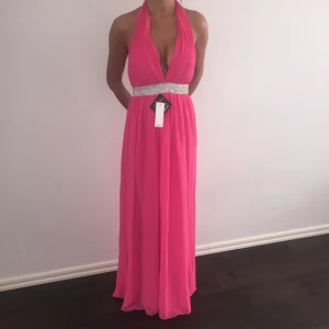  - Helt ny klänning, säljs pga fel storlek