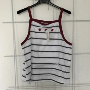  - Randig topp med små rosor fram som jag sytt på själv. Helt ny med lappar kvar. Passar  enligt mig både en M, L och XL.