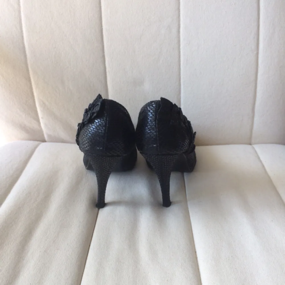 Black heels with snake skin imitation. 7c high. . Skor.
