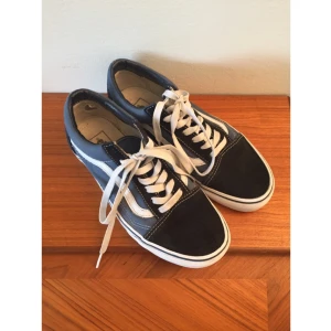  - Säljer nu mina underbara Vans Old School! Så underbara men tyvärr för små. Sparsamt använda men det finns en slitning i högra skon. Priset är Inkl. Frakt