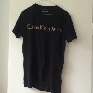  - Helt vanlig svart Calvin Klein herrtisha i stl. M 