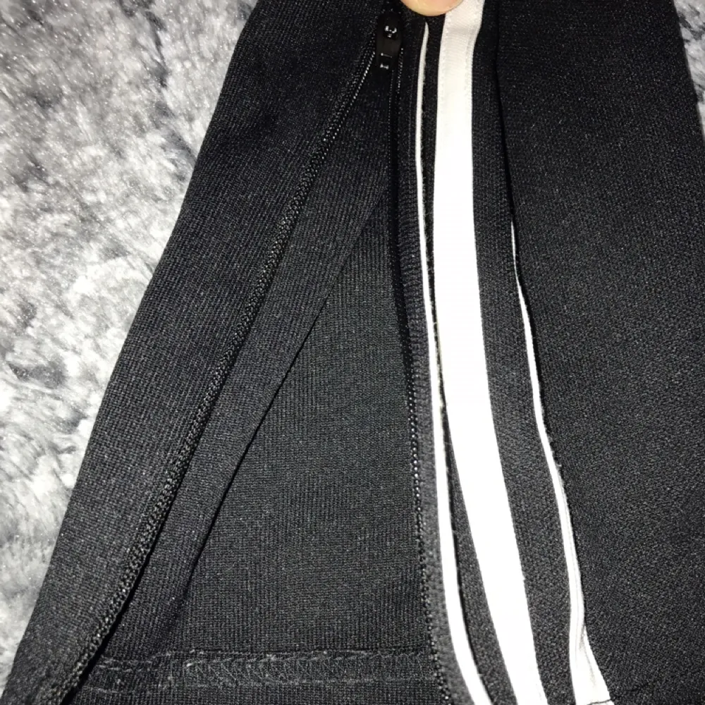 Svarta Adidas byxor✨ storlek 158 men passar en XS ✨ . Jeans & Byxor.