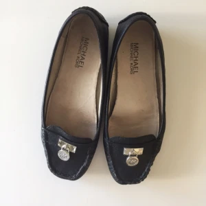  - Michael kors skor i svart skinn. Skorna är väldigt fina, mjuka och riktigt sköna. Jag skulle vilja behålla dem själv men tyvärr så har mina fötter blivit större efter graviditeten. 