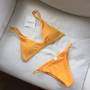 Gul/mangofärgad bikini från Zaful 🌷Märkt som M men liten i storleken så passar S/36. Bikinin är oanvänd och säljes på grund av fel storlek. Hör av er för fler bilder eller frågor :) Frakt +28 kr 🌸