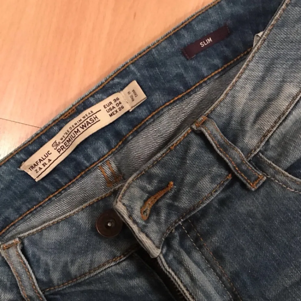 Jeans från Zara, använda fåtal gånger så i jättefint skick. Storlek 36, normala i storleken.. Jeans & Byxor.