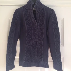  - Stickad tröja som är sparsamt använd.