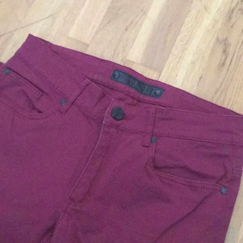 Vinröda jean från Gina Tricot i storlek w30 eller 38. Bara använda en gång då dom är för små för mig. Dom har legat i garderoben, därav är dom aningen skrynkliga!. Jeans & Byxor.