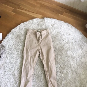  - Oanvända beiga jeans från Gina tricot🌹strl M och väldigt snygg passform. Jag själv har S men dessa jeans brukar jag ta M i. Dem är högmidjade och nypris är 299. Köparen står för frakt