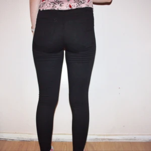  - Ett par svarta Higher Flex Ankle jeans från BikBok. Storlek small. Endast testade 1 dag. Lite för stora för mig. Superstretchiga! Nypris 499:-  Frakt kostar 56kr. Samfraktar. Kan mötas upp, använder helst swish.