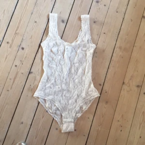 Spetsbody - Krämfärgad body, genomskinlig möts upp i stockholm eller tar swish :)