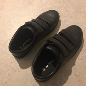 Ett par snygga skor med karborre från Monki. Använda ett fåtal ggr.