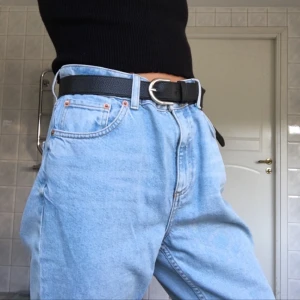  - Ljusa mom jeans med hål på knäna från top shop, storlek 28, avklippta längst ner, somriga och passar perfekt när man har lite solbränna!