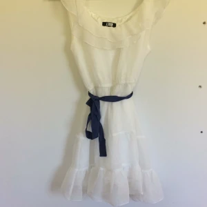  - Klänning med volanger och spets