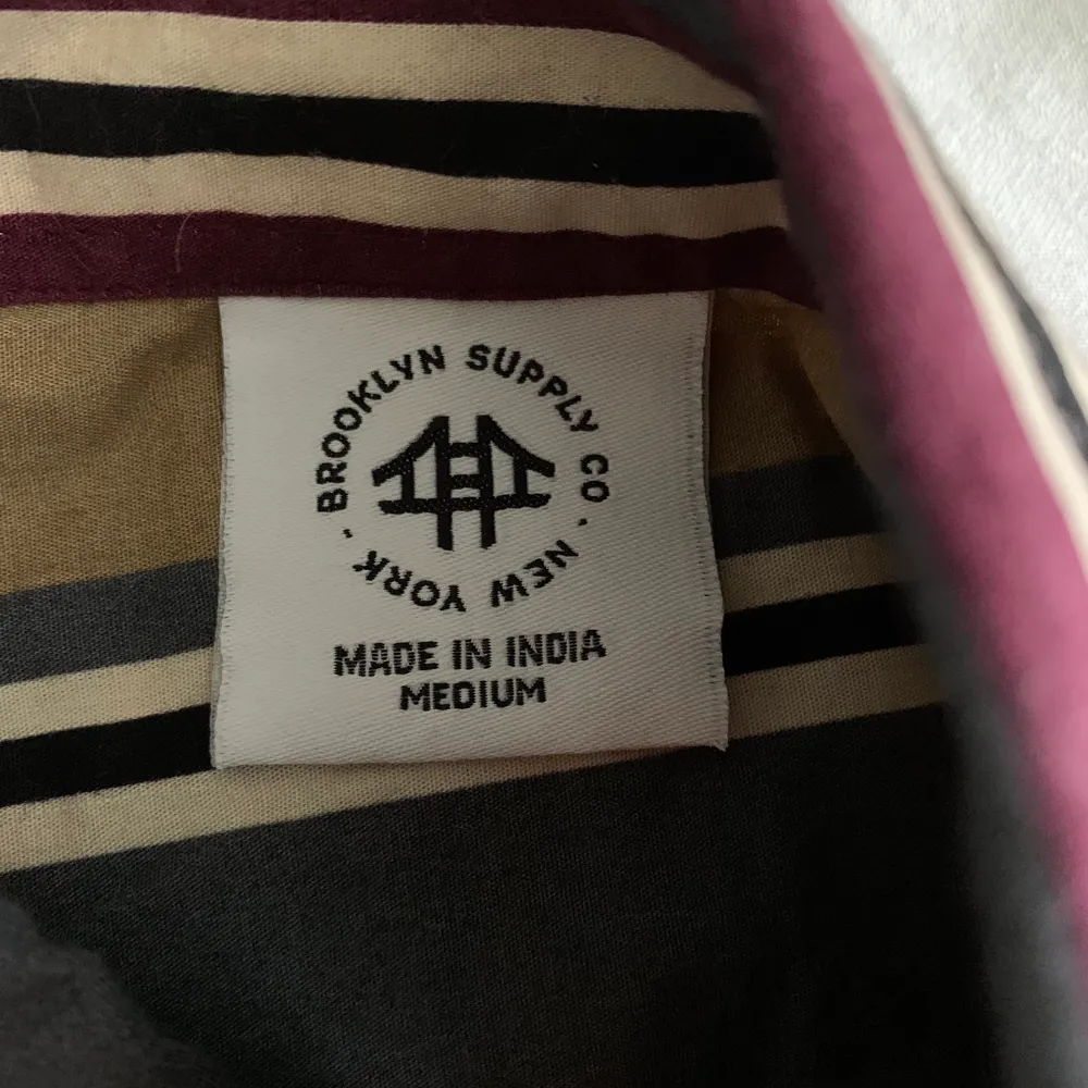Oversized randig skjorta ifrån brooklyn supply co. Skickas om köparen betalar frakt alternativ köparen kommer till adress.. Skjortor.