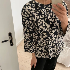 COS blus  - Fin detalj framtill. Aldrig använd, hängataggen finns fortfarande kvar. Ny pris 690kr. 