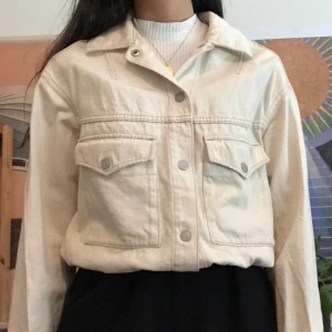 Ljus jeansjacka, weekday   - Krämvit jeansjacka från Weekday med ljusbruna sömmar. Använd men i bra skick bortsett från den lilla skavanken på bild 3. 