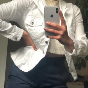vit jeansjacka - Figursydd jeansjacka från flash! Möts upp i Uppsala, annars tillkommer frakt✨